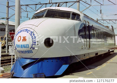0系新幹線列車停放在車庫 127170277