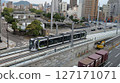 廣島電鐵的路面電車在從廣島站前大橋到廣島站大樓二樓的斜坡上進行試運行。 127171071