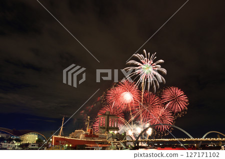 Fireworks and music performed together <ISOGAI Fireworks Theater, Nagoya Port> 127171102