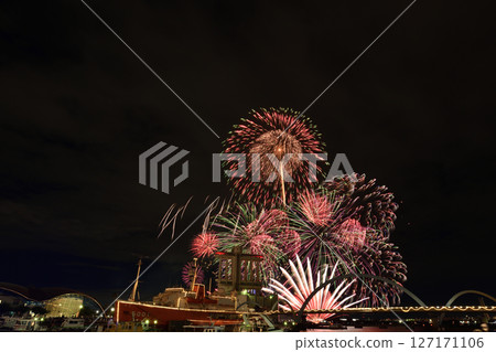 Fireworks and music performed together <ISOGAI Fireworks Theater, Nagoya Port> 127171106