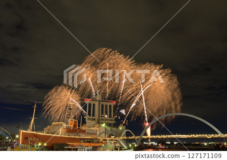 Fireworks and music performed together <ISOGAI Fireworks Theater, Nagoya Port> Fireworks and music performed together <ISOGAI Fireworks Theater, Nagoya Port> 127171109