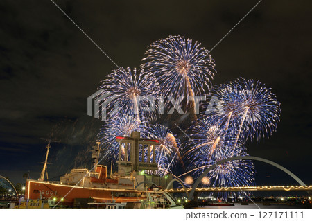 Fireworks and music performed together <ISOGAI Fireworks Theater, Nagoya Port> Fireworks and music performed together <ISOGAI Fireworks Theater, Nagoya Port> 127171111