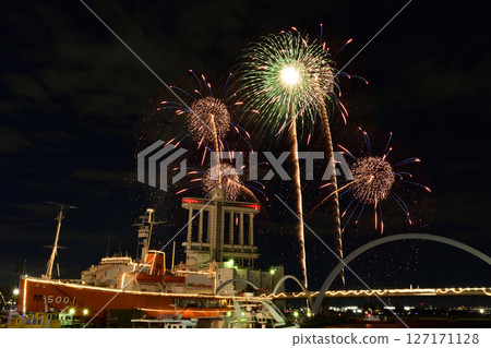 Fireworks and music performed together <ISOGAI Fireworks Theater, Nagoya Port> 127171128