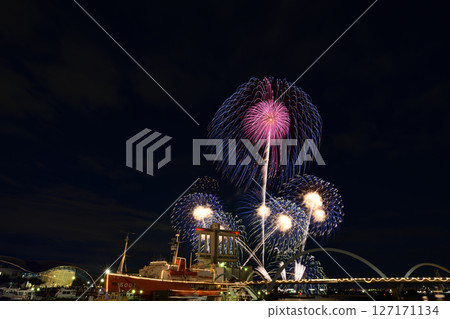 Fireworks and music performed together <ISOGAI Fireworks Theater, Nagoya Port> 127171134
