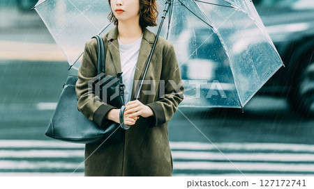 一名女子撐著傘走過十字路口(雨季,六月) 一名女子撐著傘走過十字路口(雨季,六月) 127172741