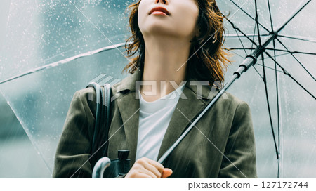 雨中撐傘的女人（梅雨季節，六月） 127172744