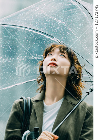 雨中撐傘的女人（梅雨季節，六月） 127172745