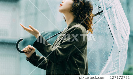 雨中撐傘的女人（梅雨季節，六月） 127172751