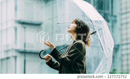 雨中撐傘的女人(梅雨季節,六月) 雨中撐傘的女人(梅雨季節,六月) 127172752