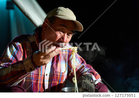 單人露營者午夜吃拉麵 單人露營高級 127173051