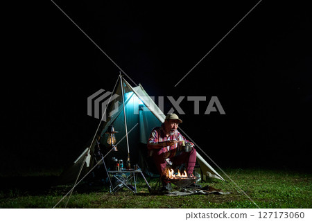 單人露營者午夜吃拉麵 單人露營高級 127173060