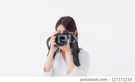 一個女人用相機 127173218
