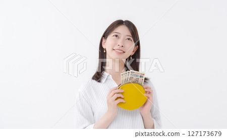 A woman with a wallet 127173679