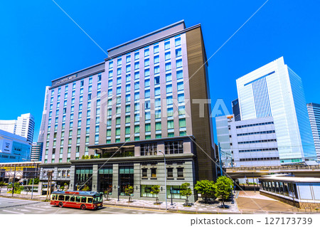 日本橫濱城市景觀。橫濱地標塔、大都會飯店、櫻木町車站新南出口、橫濱市政廳等景觀。 日本橫濱城市景觀。橫濱地標塔、大都會飯店、櫻木町車站新南出口、橫濱市政廳等景觀。 127173739