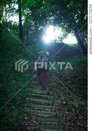 健行、登山、老年露營者、黃昏、獨自露營、老人 127173854