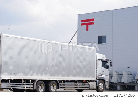 物流圖片:物流基地和等待貨物的卡車 物流圖片:物流基地和等待貨物的卡車 127174290