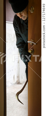 The thief opens the doors The thief opens the doors 127174649