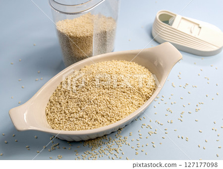Sesame seeds in a white bowl 127177098