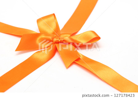 白色背景上的橙色絲帶 127178423