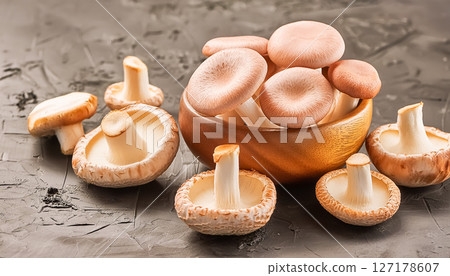 用木盤盛裝的新鮮蘑菇/烹飪食材的簡單而溫暖的形象 127178607