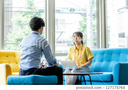 Business people meeting at a cafe 127178768