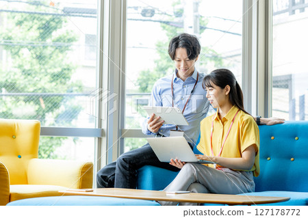 Business people meeting at a cafe 127178772