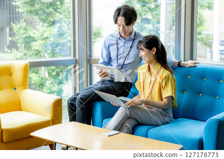 Business people meeting at a cafe 127178773