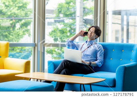 使用智能手機的商人 127178791