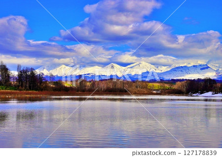Spectacular view of Mizusawa Dam and the Tokachi mountain range in Biei, Hokkaido 127178839