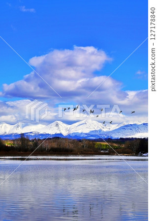Spectacular view of Mizusawa Dam and the Tokachi mountain range in Biei, Hokkaido 127178840
