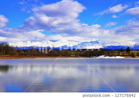 北海道美瑛的水澤水壩和十勝山脈的壯麗景色 127178842