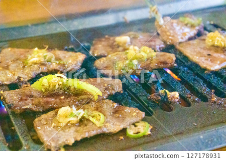 Kalbi and loin at a yakiniku restaurant Kalbi and loin at a yakiniku restaurant 127178931