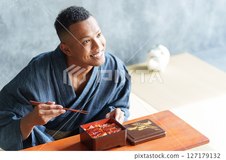 外國遊客吃日本料理 127179132