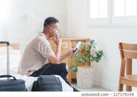 外國遊客在飯店使用智慧型手機 127179149