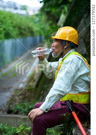 Traffic control, guidance, security guard, guard, under construction, guidance, senior Traffic control, guidance, security guard, guard, under construction, guidance, senior 127179582