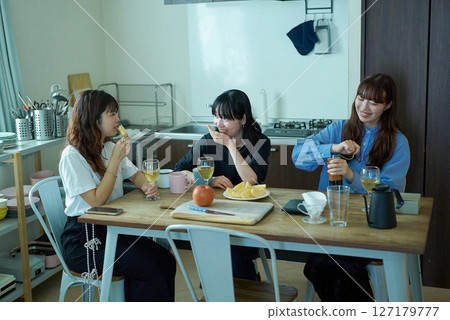 年輕女性進行熱烈的交談 127179777