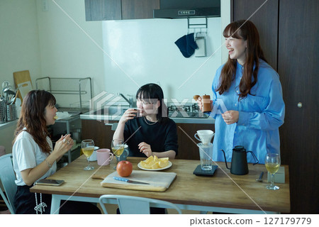 年輕女性進行熱烈的交談 年輕女性進行熱烈的交談 127179779