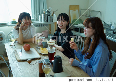 年輕女性進行熱烈的交談 年輕女性進行熱烈的交談 127179781