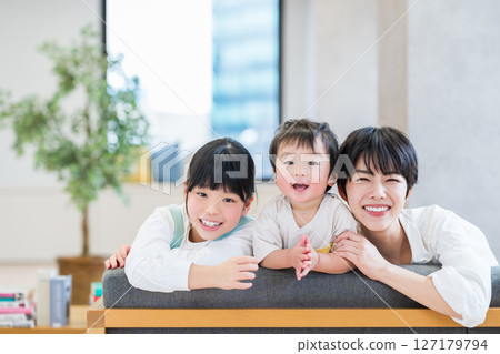 一家人在客廳休息。 127179794