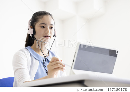 女孩學習平板電腦 127180178