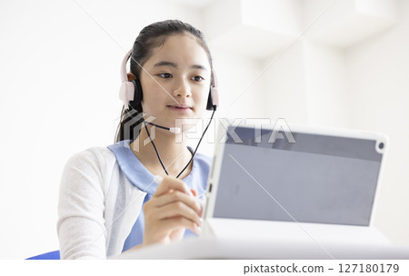 女孩學習平板電腦 127180179