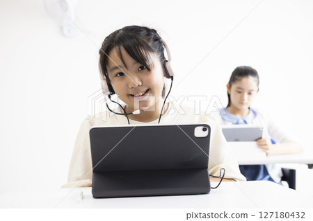 女孩子在使用平板電腦 127180432