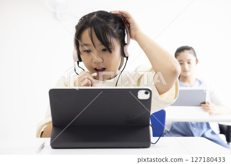 女孩子在使用平板電腦 127180433