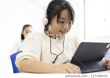 女孩子在使用平板電腦 127180434