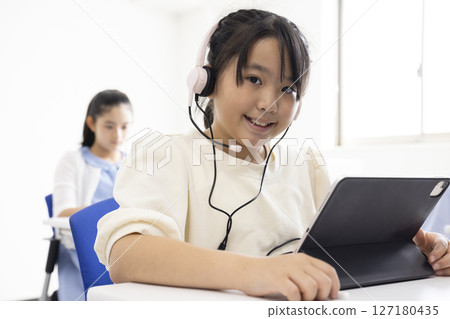 女孩學習平板電腦 127180435