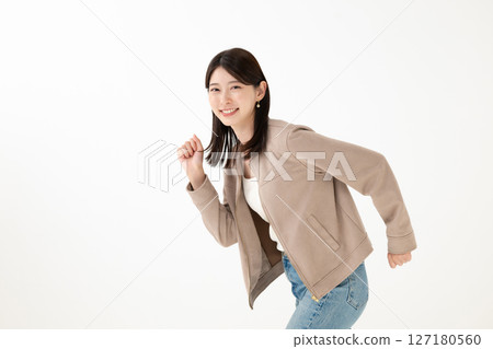 跑步姿勢的女人 127180560