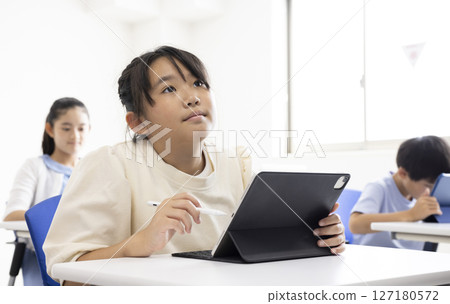 孩子們使用平板電腦上課 127180572