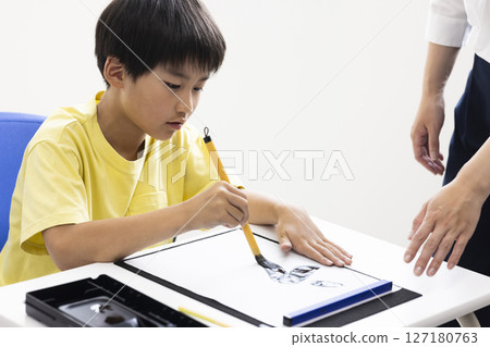 孩子在練習書法 127180763