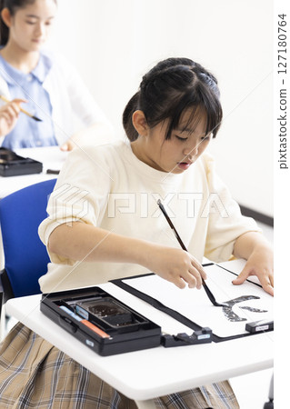 孩子在練習書法 127180764