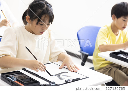 孩子在練習書法 127180765